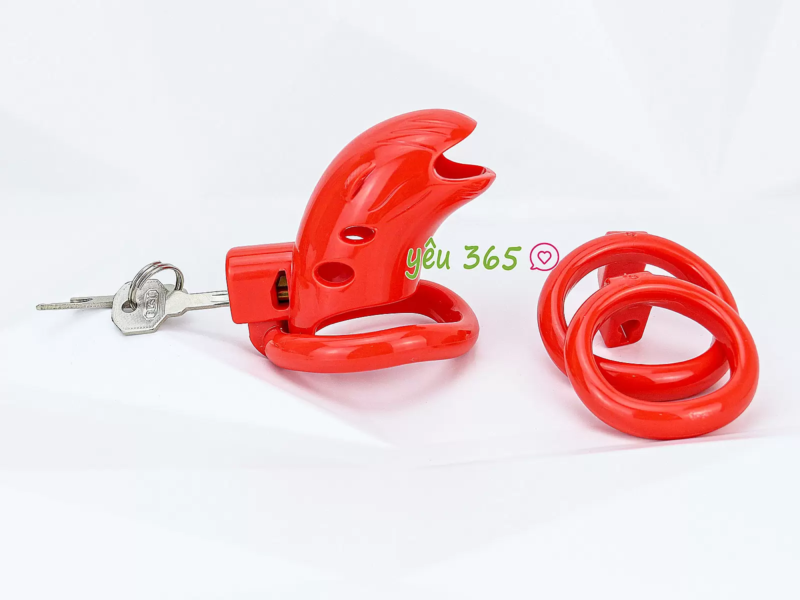 Khóa dương vật nhựa đỏ có chìa khóa phù hợp cho các cặp đôi thích khám phá cảm giác mới lạ