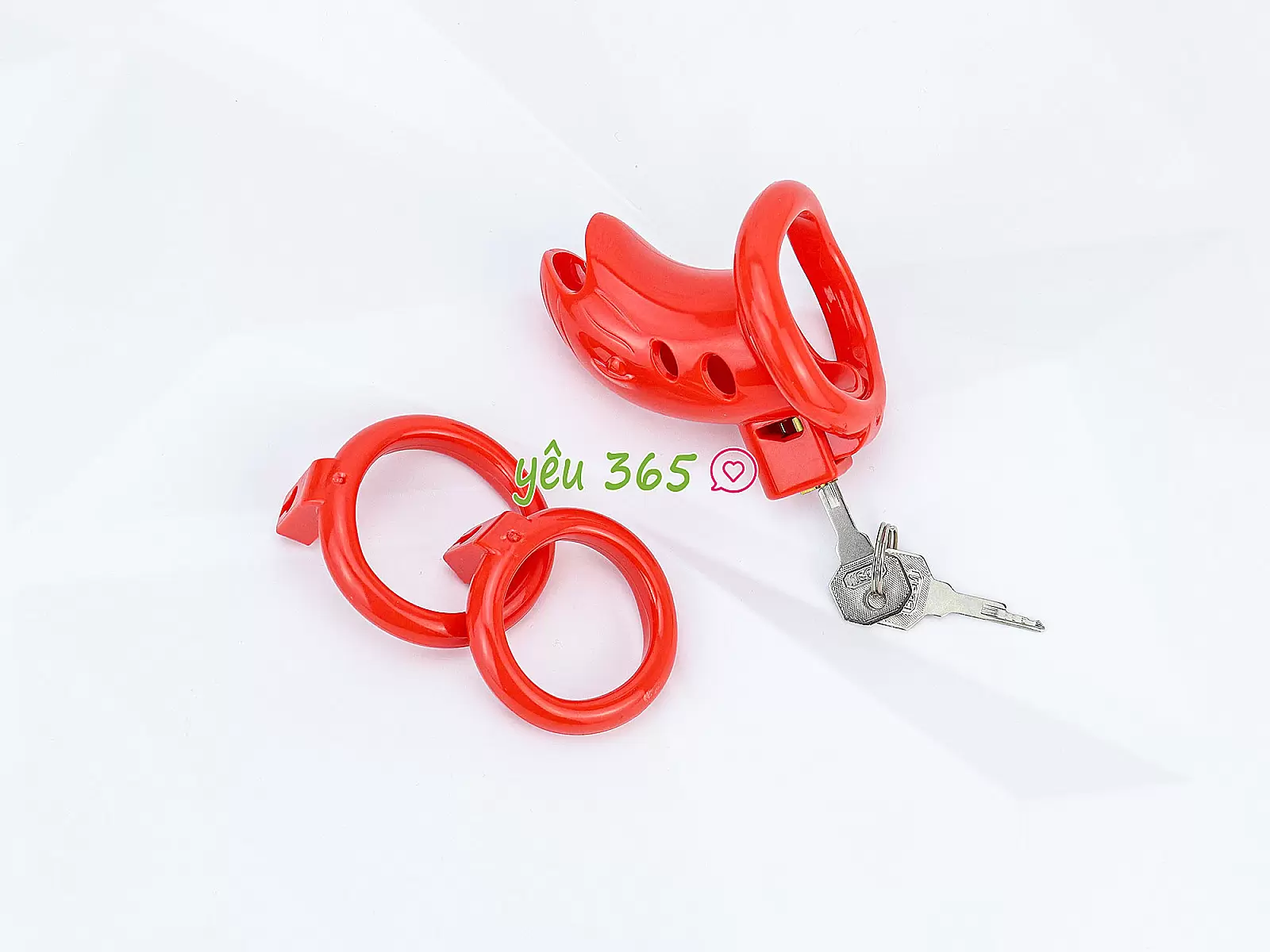 Khóa dương vật nhựa đỏ có chìa khóa phù hợp cho các cặp đôi thích khám phá cảm giác mới lạ