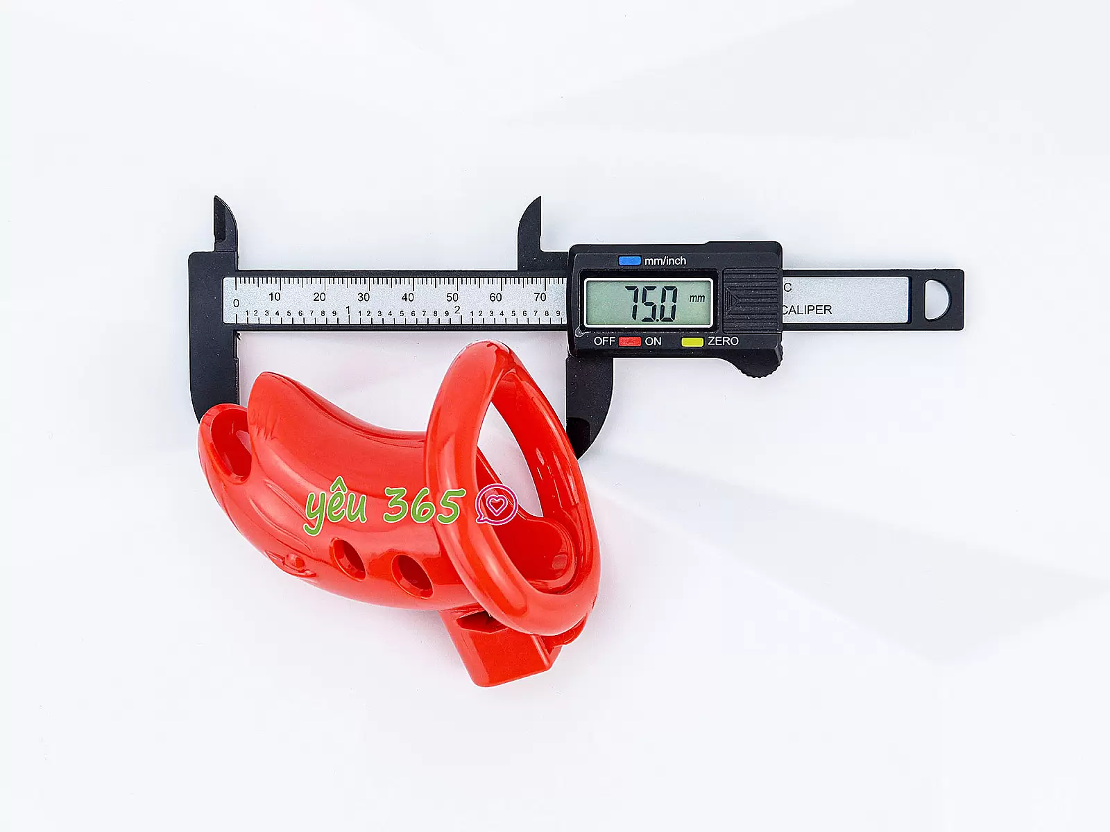 Khóa dương vật nhựa đỏ có chìa khóa phù hợp cho các cặp đôi thích khám phá cảm giác mới lạ