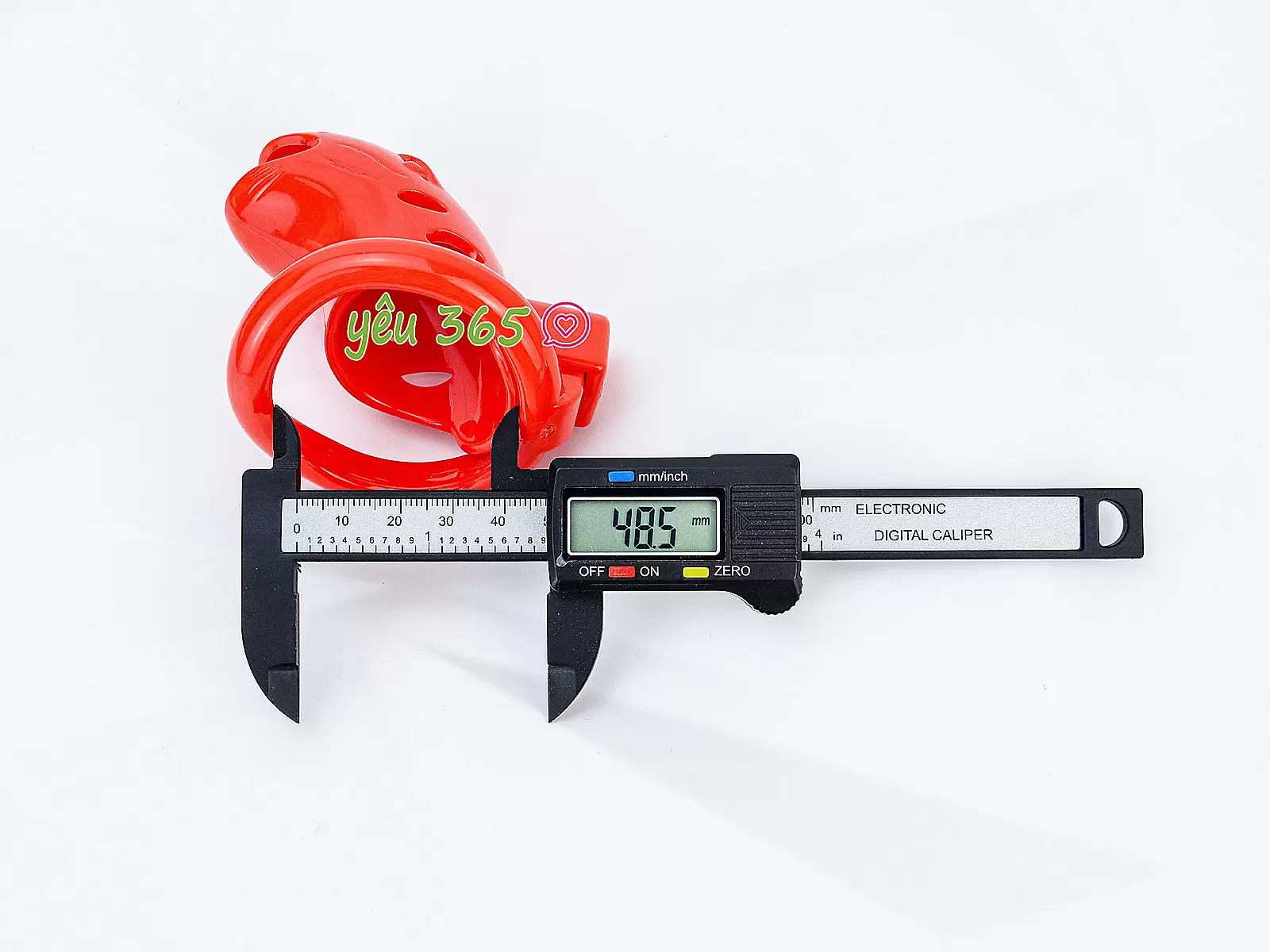 Khóa dương vật nhựa đỏ có chìa khóa phù hợp cho các cặp đôi thích khám phá cảm giác mới lạ