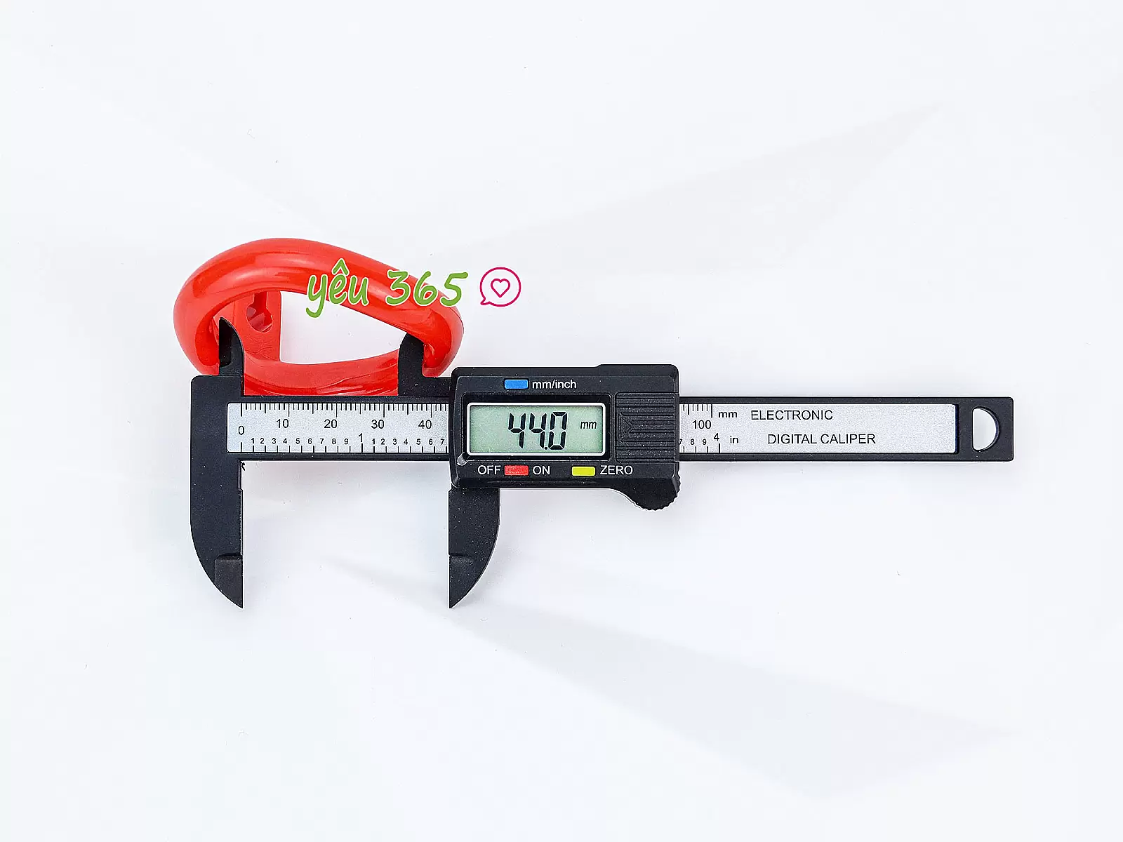 Khóa dương vật nhựa đỏ có chìa khóa phù hợp cho các cặp đôi thích khám phá cảm giác mới lạ