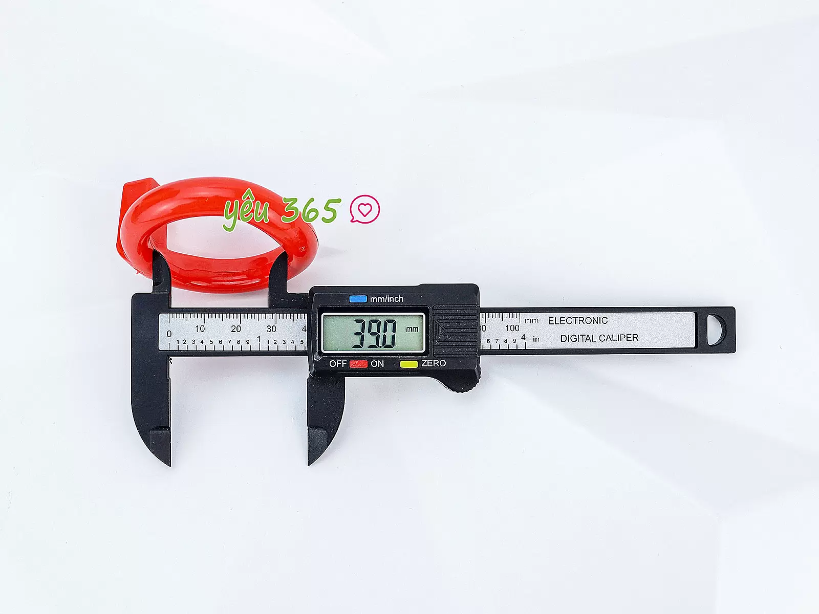 Khóa dương vật nhựa đỏ có chìa khóa phù hợp cho các cặp đôi thích khám phá cảm giác mới lạ