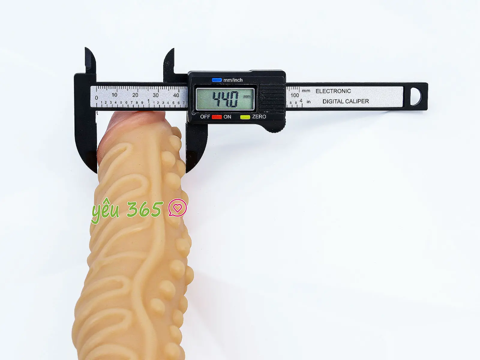 Dương vật giả có đế màu da gân guốc siêu khủng