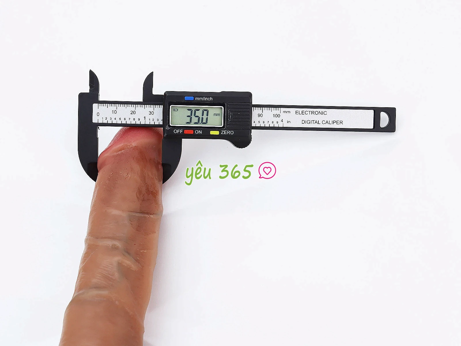 Dương vật giả có đế gân guốc mềm mại