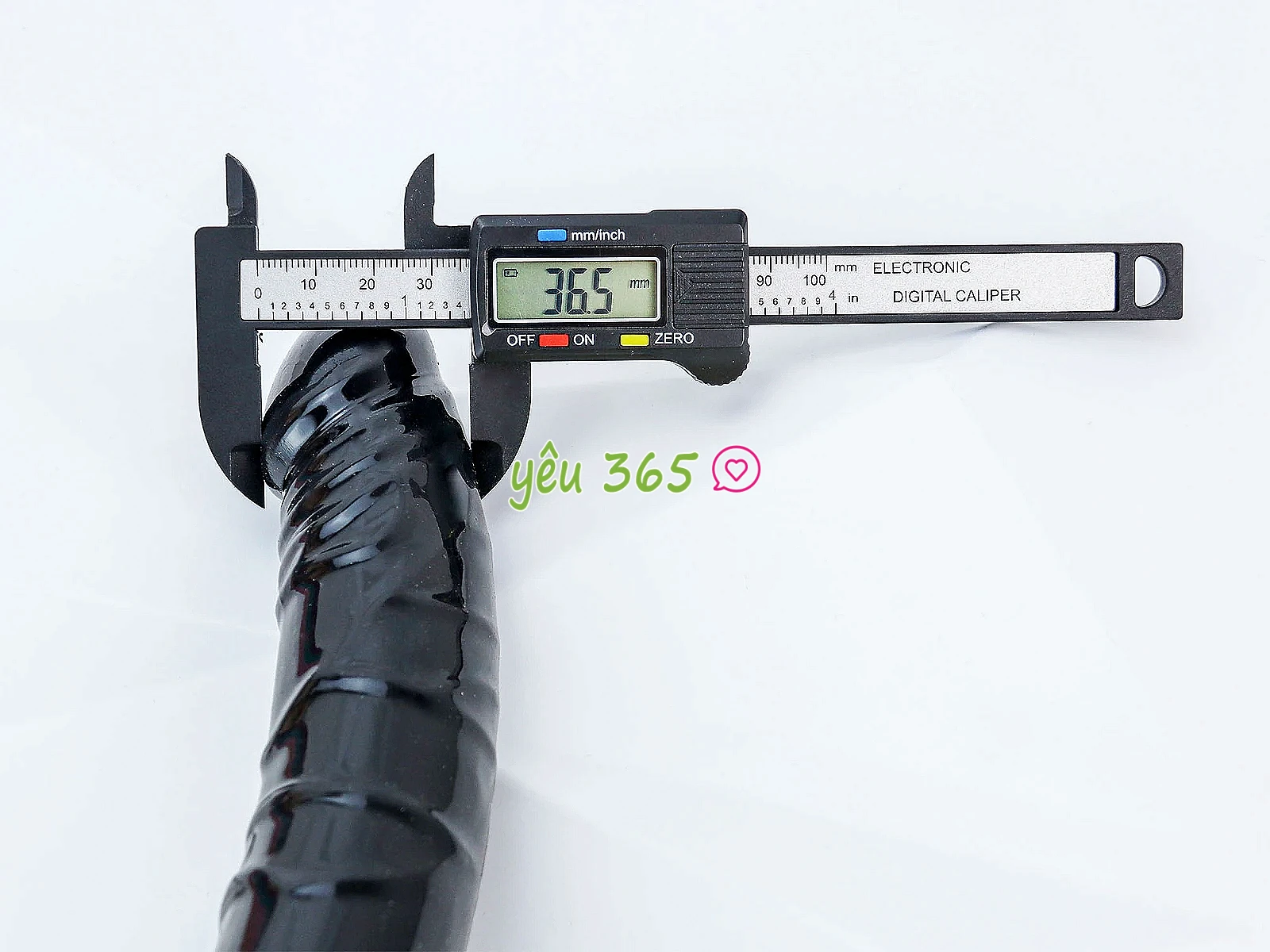 Dương vật giả có đế uốn cong silicon màu đen