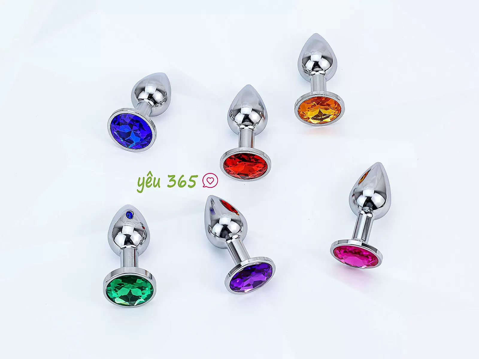 Đồ chơi kích hậu Inox size vừa đế pha lê nhiều màu sắc