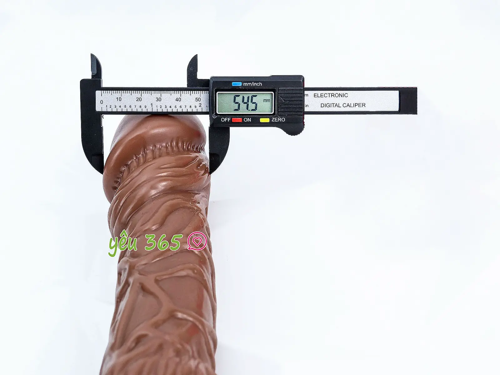 Dương vật giả có đế size cực khủng màu da