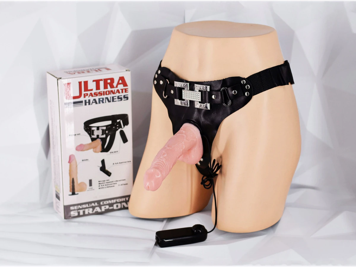 Dương vật giả có dây đeo Ultra Passionate Harness có rung